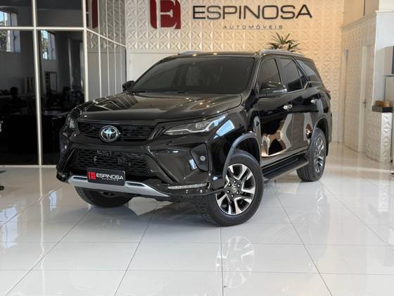 TOYOTA HILUX SW4 2.8 D-4D TURBO DIESEL SRX PLATINUM 7L 4X4 AUTOMÁTICO